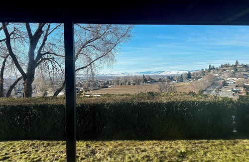 Yakima House | Unwind at Big Red: a quiet property with a stellar view.