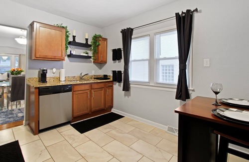 Bay View Apartment | Unwind at Burrell Bay, our fully equipped 2-bedroom apartment in Bay View/Mke.