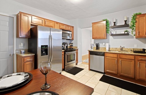 Bay View Apartment | Unwind at Burrell Bay, our fully equipped 2-bedroom apartment in Bay View/Mke.
