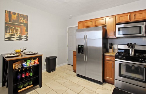 Bay View Apartment | Unwind at Burrell Bay, our fully equipped 2-bedroom apartment in Bay View/Mke.