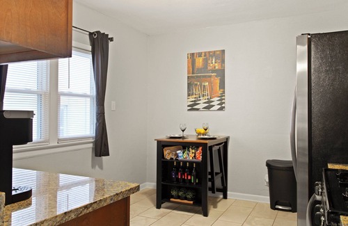 Bay View Apartment | Unwind at Burrell Bay, our fully equipped 2-bedroom apartment in Bay View/Mke.