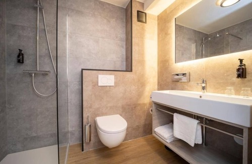 Roden Hotel | Unwind in a Modern Room Near IVN Norg and Groninger Museum