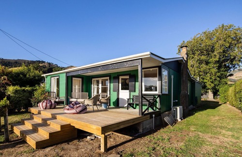 Akaroa House | Unwind in a Real, Cute, Comfortable Bach in Takamatua