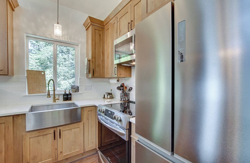 Cle Elum Cabin | Unwind in Cle Elum: Hot Tub & Cozy Fireplace!
