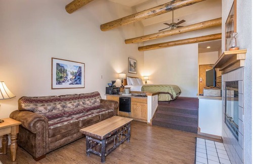 Bass Lake Hotel | Unwind in Luxurious Lakeview Chalet w/Scenic Nature, Perfect Thrill & Relaxation