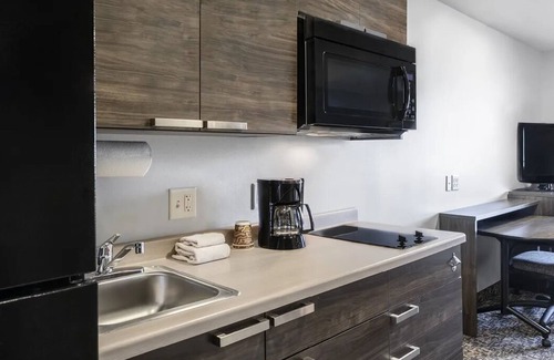 Moab Hotel | Unwind in Moab's Embrace – Comfortable Room with Kitchen and Pet-Friendly