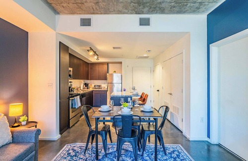 Evans Churchill Apartment | Unwind in PHX DT | Gym,Balcony,Pool,Parking,W/D