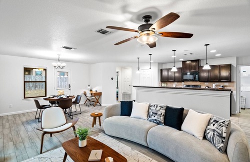 San Antonio House | Unwind in Style and Comfort by RedAwning