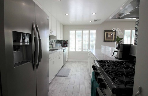 Woodland Hills Condo | Unwind in Style, Modern, Secure & Centrally Located