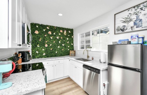Clodine House | Unwind in Style near Asian Town