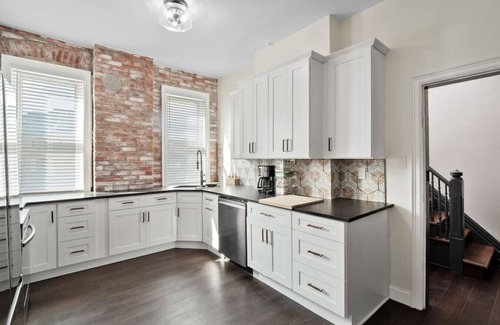 Shaw House | Unwind in Style: Spacious 7BR near Downtown & Forest Park