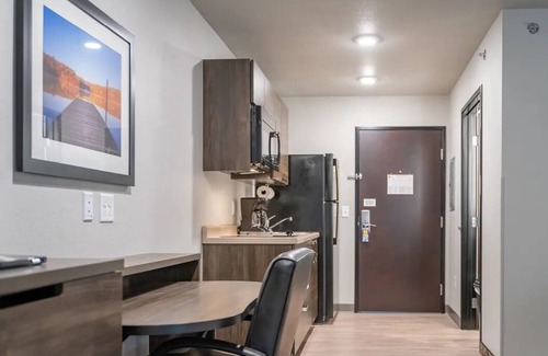 Seven Hills Hotel | Unwind in Suite w/Kitchen Near Hidden Falls Park & Amargosa Trailhead