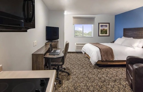 Seven Hills Hotel | Unwind in Suite w/Kitchen Near Hidden Falls Park & Amargosa Trailhead