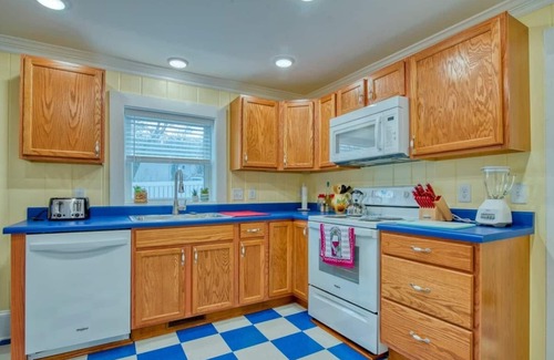 Bristol House | Unwind in the recently remodeled cute little house at the iconic State Street.