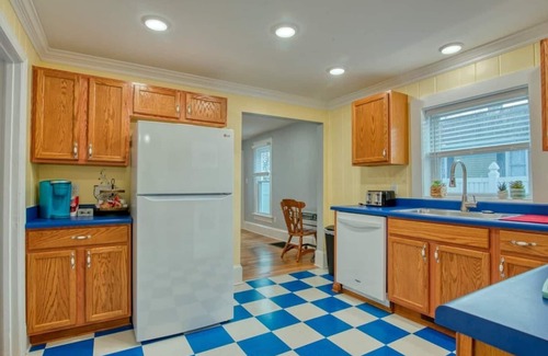 Bristol House | Unwind in the recently remodeled cute little house at the iconic State Street.