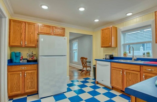 Bristol House | Unwind in the recently remodeled cute little house at the iconic State Street.