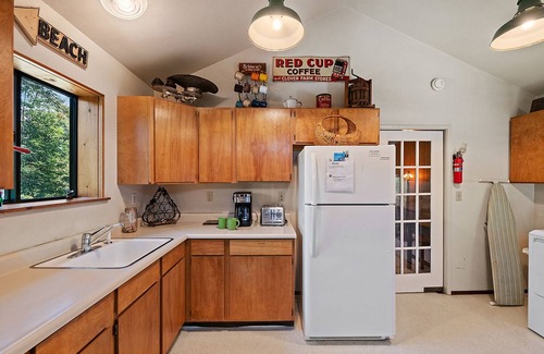 Summerhome Park Cabin | Unwind on the River, Views, Beaches, Dog Friendly