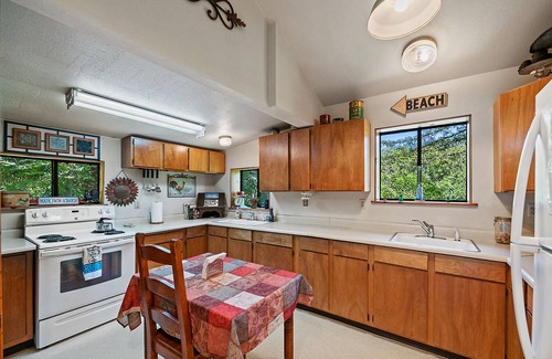 Summerhome Park Cabin | Unwind on the River, Views, Beaches, Dog Friendly