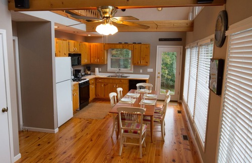 Clarkesville Cabin | Unwind with Sautee Start Line, Hot tub, Firepit, Hammock, PS3