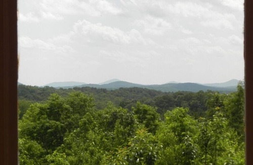 Clarkesville Cabin | Unwind with Sautee Start Line, Hot tub, Firepit, Hammock, PS3