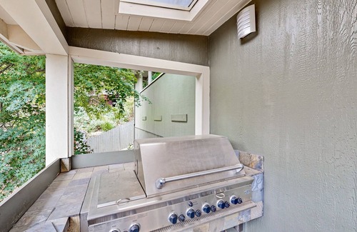 Salem House | Unwind with Stunning Views and Luxurious Comfort, Including AC & W/D