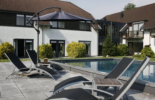 Lekkerkerk Hotel | Unwind with Terrace Dining, Seasonal Pool & Free Parking in Lekkerkerk