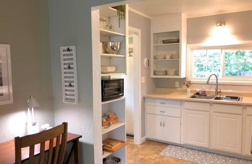 Amazon House | UO 8 blocks, Duck Parents and Game Day Homebase, Quiet, Kitchen, Yard, Carport