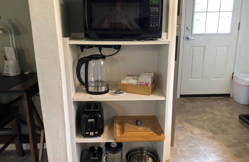 Amazon House | UO 8 blocks, Duck Parents and Game Day Homebase, Quiet, Kitchen, Yard, Carport