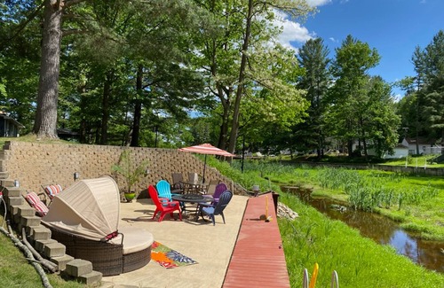 Hope Cottage | Up North Retreat - hot tub - pool table -kayaks- yard games- arcade