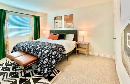 Ontario House | Up to 20% off weekly stay 3BR 2.5 miles to airport