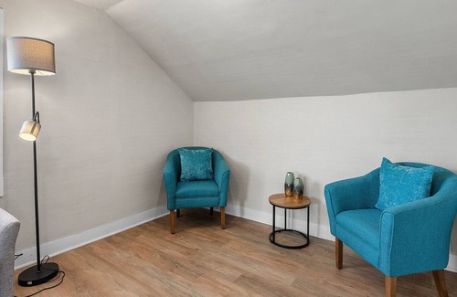 Manitowoc Apartment | Upbeat Upper Apt - 1 Mile to Maritime Museum Manitowoc