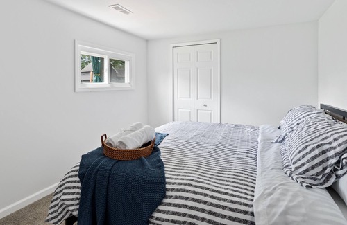Oxbow House | Updated Lake Home: Beach, Kayaks, Corn hole, Firepit & pet-friendly!