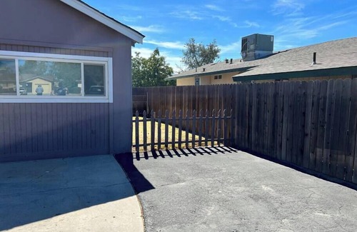 Hanford House | Updated 1 bedroom near shopping and restaurants