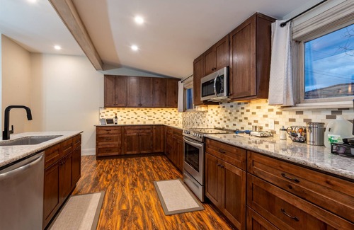 Cripple Creek House | Updated*1895 Victorian*Modern Kitchen*MTN Views