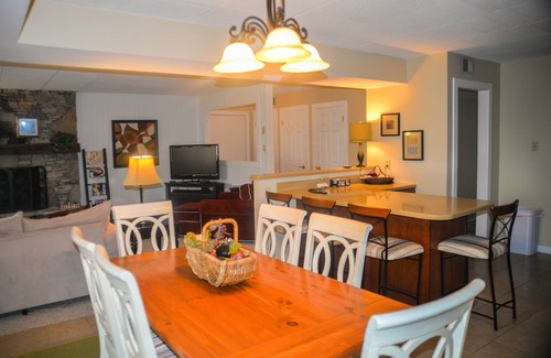 Seven Springs Condo | Updated 2BR/2BA Condo w/Golf, Spa & Shuttle to 7Springs Lodge/Slopes; Pool Open