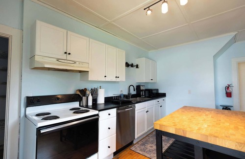 St. Albans Historic District Apartment | Updated 2BR, 5min/NWMC, 5min/Dwntwn, Prvt Parking