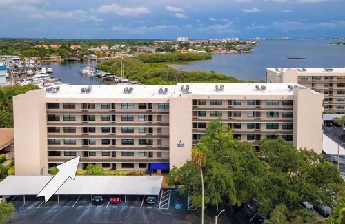 South Pasadena Condo | Updated 2nd floor 2/2 Condo just 5 minutes to top-ranked St Pete Beach