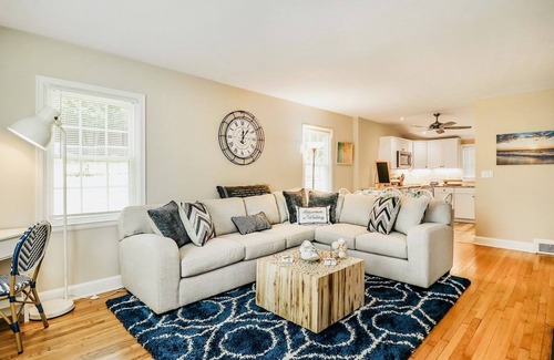 High Point House | Updated 4BR Coastal Farmhouse - Near High Point U & Market - Sleeps 10