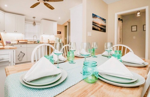 High Point House | Updated 4BR Coastal Farmhouse - Near High Point U & Market - Sleeps 10