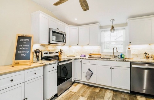 High Point House | Updated 4BR Coastal Farmhouse - Near High Point U & Market - Sleeps 10