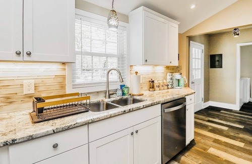 High Point House | Updated 4BR Coastal Farmhouse - Near High Point U & Market - Sleeps 10