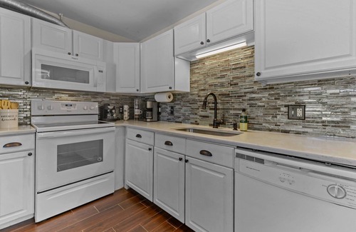 Southwest Raleigh House | Updated 4BR Downtown South District w Skyline View