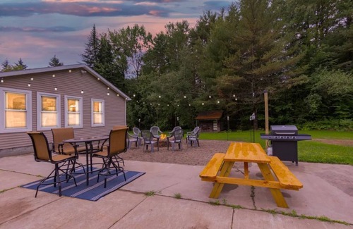 Lake Luzerne-Hadley House | Updated 4br home located 10 mins from Lake George