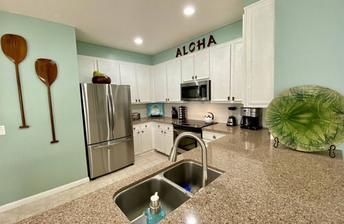 Bayview Condo | Updated-5 Beds-Downstairs Corner-A/C-3 Pools-6 Minutes to Beaches-Beach Cart