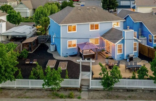 Geyserville House | Updated 5 BR house w/hot tub - 5 min walk to downtown!