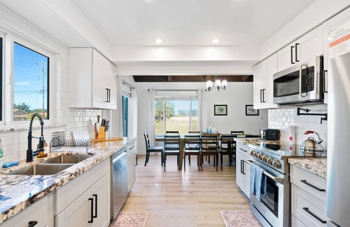Fort Bragg Villa | Updated 5BR ocean view villa in Mendo-Fort Bragg, dog-friendly, firepit, hot tub