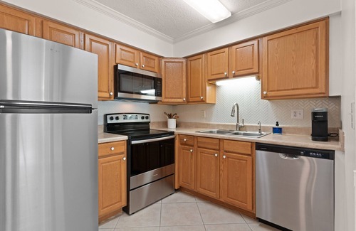 Demere Park House | Updated and clean, 2 full baths, modern townhouse close to Pier Village