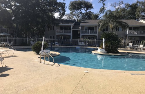 Demere Park House | Updated and clean, 2 full baths, modern townhouse close to Pier Village