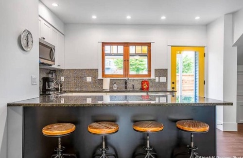 Eugene House | Updated and cozy, 1 block to Matthew Knight Arena and 3 blocks to Hayward Field.