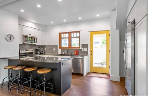 Eugene House | Updated and cozy, 1 block to Matthew Knight Arena and 3 blocks to Hayward Field.